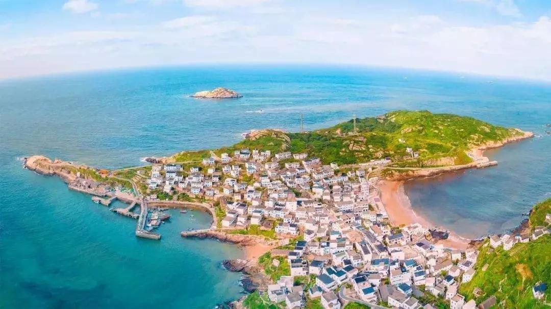 吴秀波与靳东同赴米兰时装周，年龄只差9岁，气质相差很大吗？